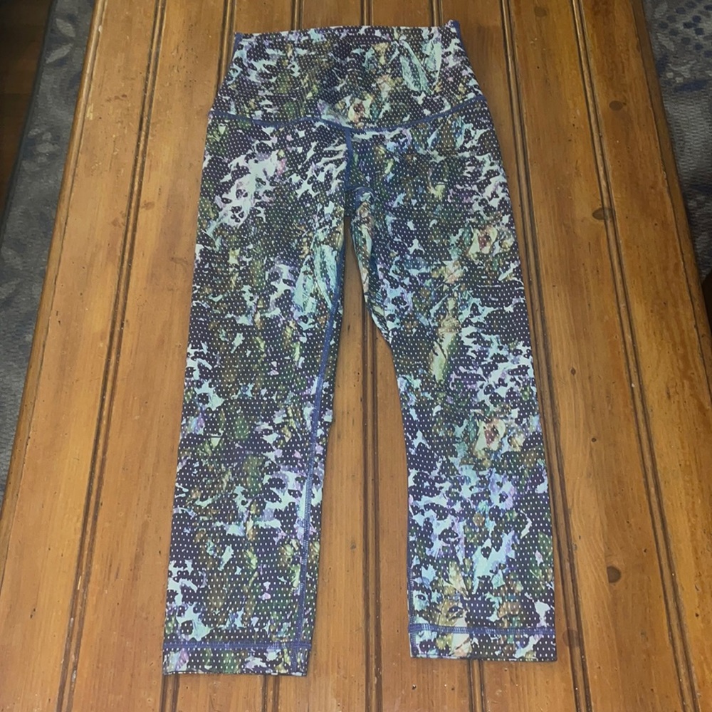 Lululemon ladies High Waist Floral Polka Dot Capri Leggings. Size 2.